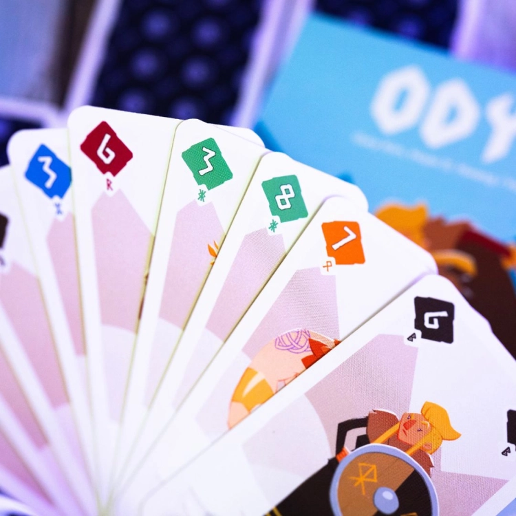 Karty gry Odyn – wachlarz kart do gry Odyn z kolorowymi symbolami i wartościami liczbowymi.