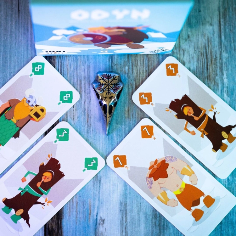 Rozgrywka w Odyn – rozłożone karty postaci wikingów z ilustracjami wojowników i magicznych postaci.