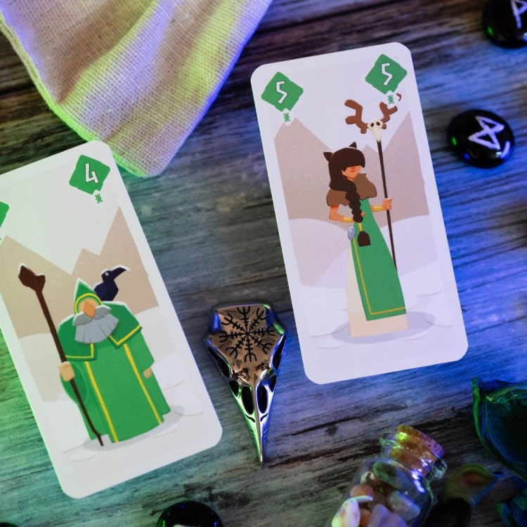 Karty postaci Odyn – karty przedstawiające nordyckich wojowników i kapłanów w grze Odyn.