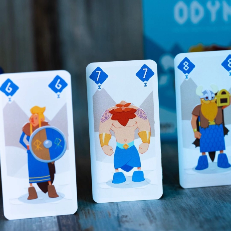 Karty wojowników Odyn – zbliżenie na karty przedstawiające nordyckich wojowników z wartościami punktowymi.