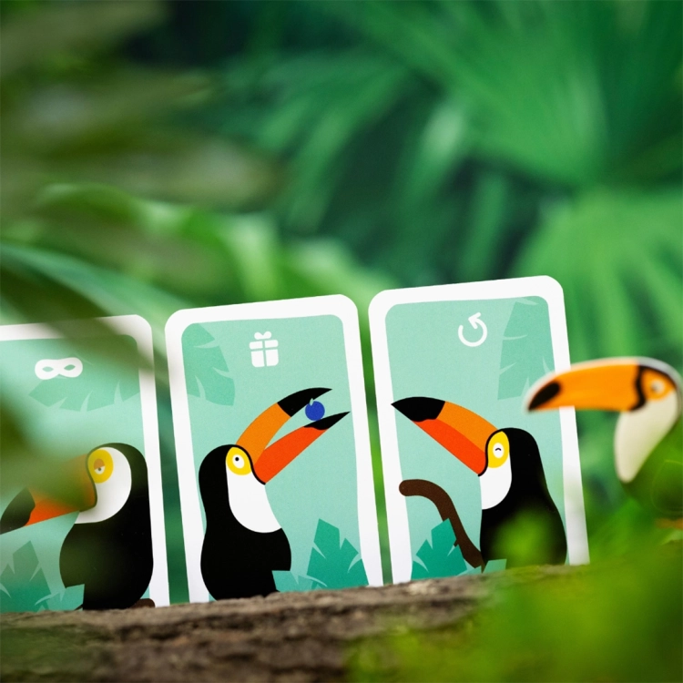 Karty z tukanami w grze Tucano – Zbliżenie na karty z tukanami z gry karcianej Tucano.