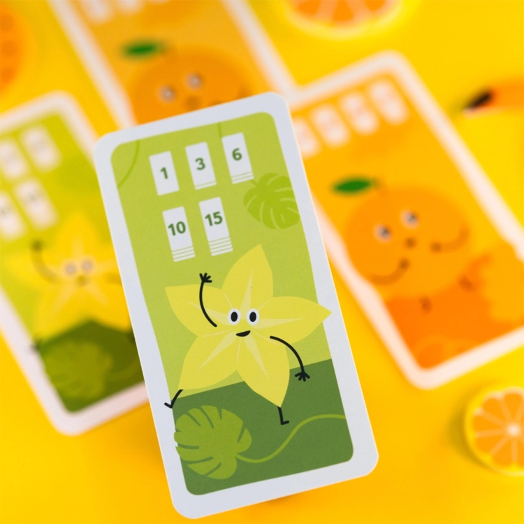 Karta karamboli z gry Tucano – Karta owocu karamboli na tle innych kart z gry karcianej Tucano.