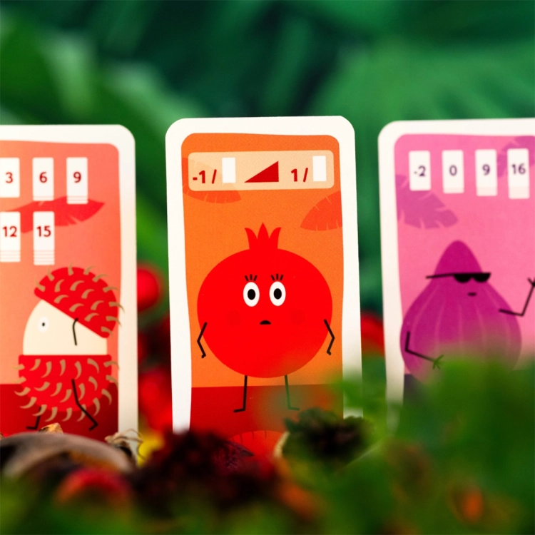 Karty granatu i rambutanu z Tucano – Zbliżenie na karty granatu, rambutanu i innych owoców z gry Tucano.