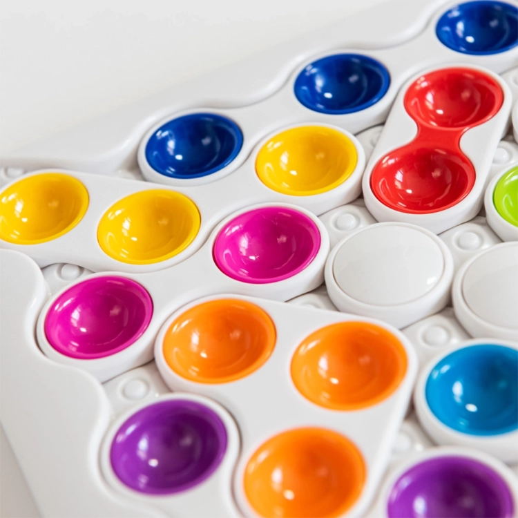 Zbliżenie na planszę gry Antywirus SmartGames z kolorowymi elementami.