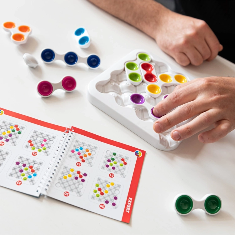 Gracz układa elementy na planszy gry Antywirus SmartGames.