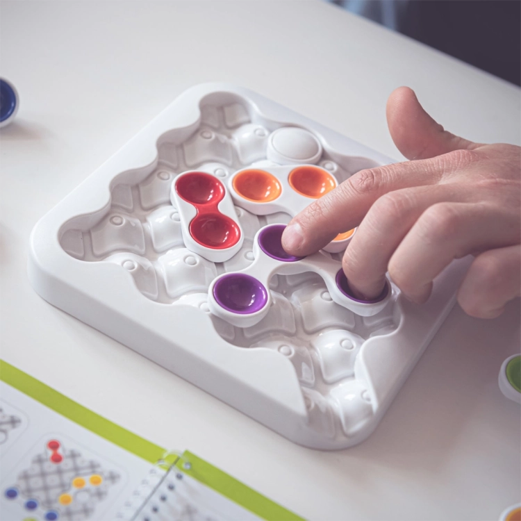 Rozgrywka w grę logiczną Antywirus SmartGames na białej planszy.