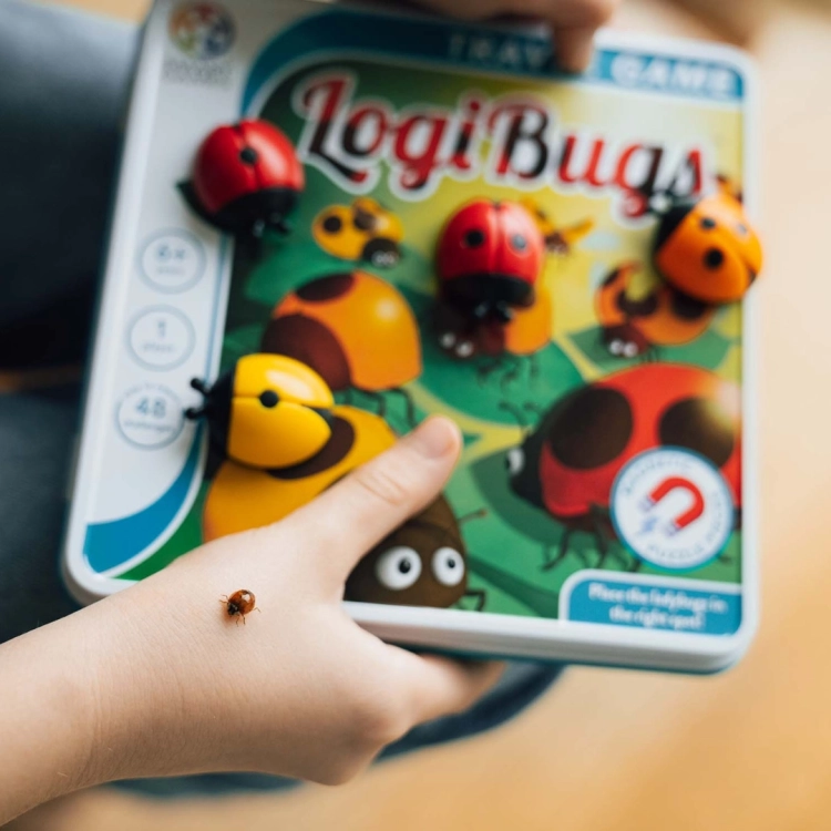 Rozgrywka w grę Biedroneczki SmartGames – układanie biedronek według zasad.