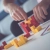 Układanie klocków w Blok w Blok – gracz precyzyjnie układa elementy w przezroczystej planszy.