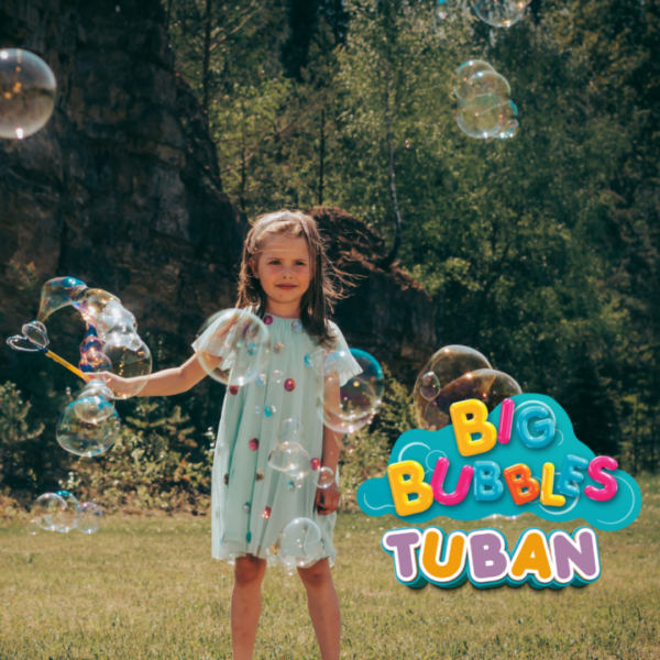 dziewczynka dmucha bańki mydlane obręczą Tuban Motylek