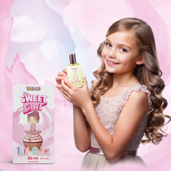 Dziewczynka trzymająca flakon perfum Sweet Girl Tubi Glam i uśmiechająca się do kamery na różowym tle.