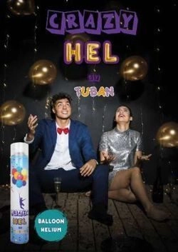 Młoda para z balonami i puszką Crazy Hel podczas wieczornej imprezy – elegancka stylizacja