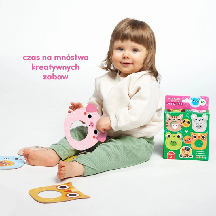 Dziecko bawiące się różowymi puzzlami świnki z zestawu Moje puzzle z dziurką Zwierzątka od CzuCzu.