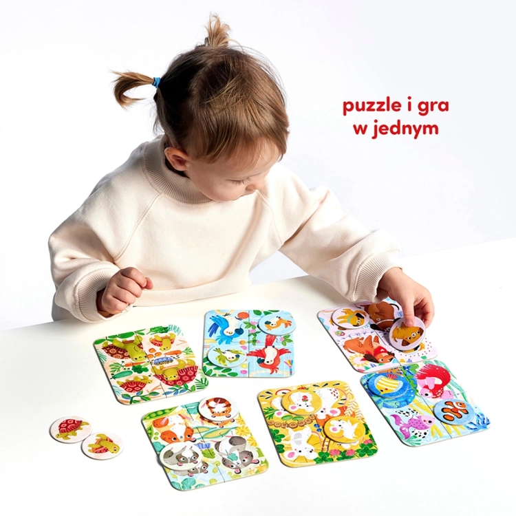 Dziecko układa puzzle Myszka i przyjaciele z okrągłymi żetonami i planszami przedstawiającymi zwierzęta.