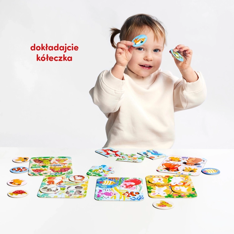 Dziewczynka prezentuje żetony z obrazkami zwierzątek z zestawu edukacyjnego Myszka i przyjaciele od CzuCzu.