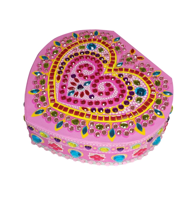 Dekoracyjna szkatułka w kształcie serca ozdobiona kolorowymi kryształkami i elementami mozaikowymi.