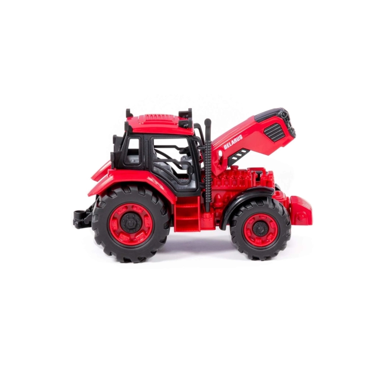 Zabawka Traktor Belarus z boku z podniesioną maską – widok silnika