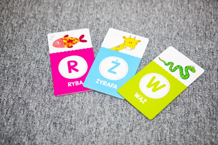 Zestaw kolorowych kart edukacyjnych z literami i ilustracjami zwierząt