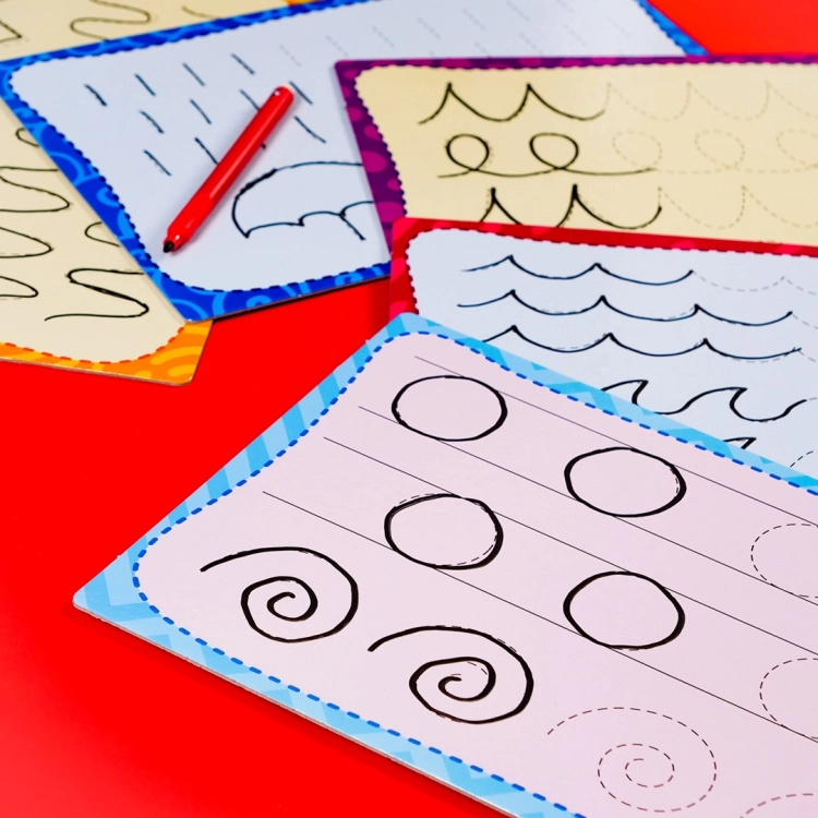 Zestaw Lisciani Montessori Pen szkoła pisania z elementami do ćwiczeń i planszami na czerwonym tle.