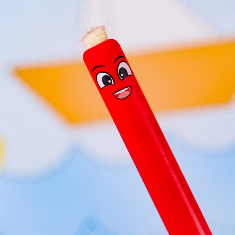 Zbliżenie na końcówkę czerwonego pisaka Montessori Pen z narysowaną buźką.