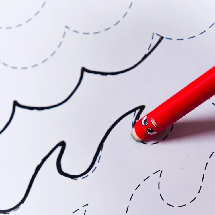 Zmywanie wzorów z tabliczki za pomocą końcówki pisaka Montessori Pen.