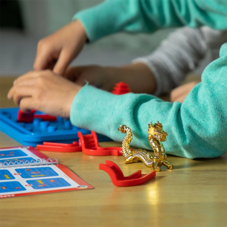 Dzieci układają trasę do świątyni w grze logicznej Droga do Świątyni.