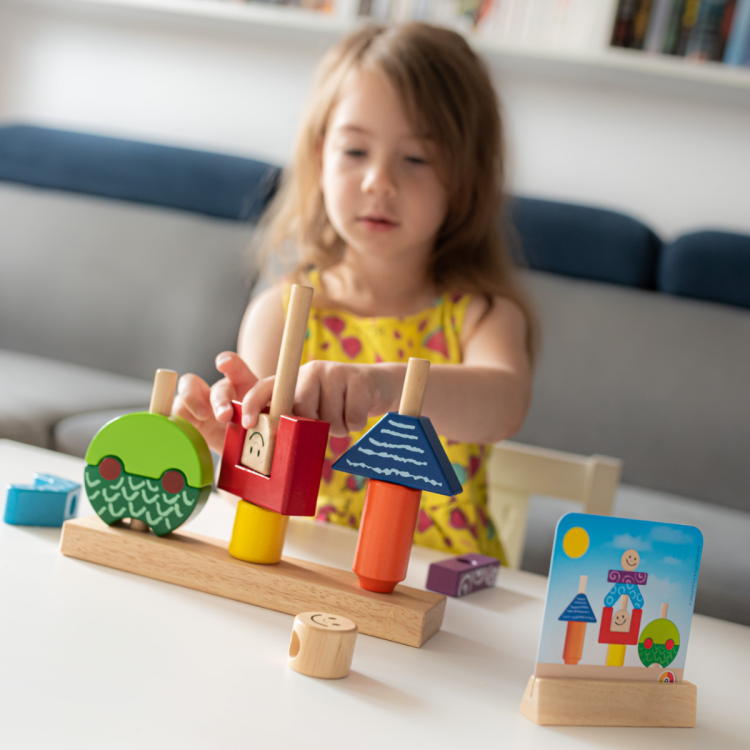 dziewczynka bawiąca się grą Dzień i Noc Smart Games przy stole