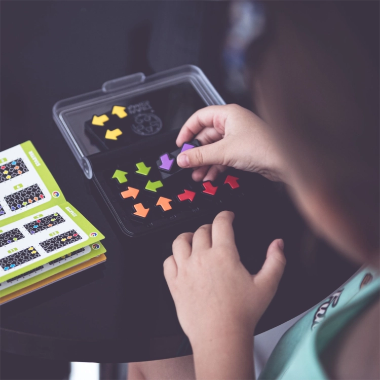 dziecko układające kolorowe strzałki w grze IQ Arrows Smart Games