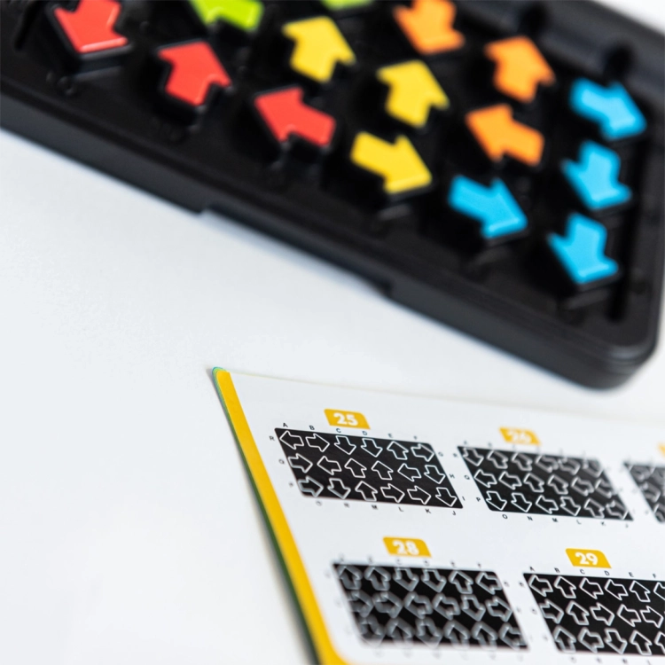 książeczka z zadaniami i plansza gry IQ Arrows z kolorowymi strzałkami