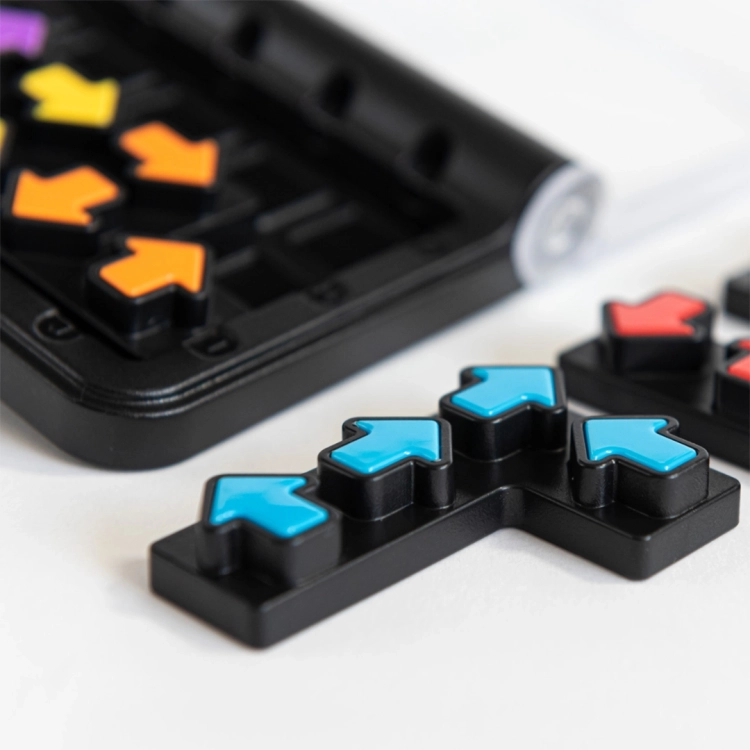 kolorowe elementy ze strzałkami z gry IQ Arrows ułożone obok planszy