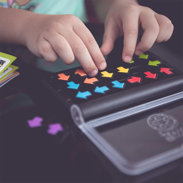 układanie kolorowych elementów w grze IQ Arrows Smart Games