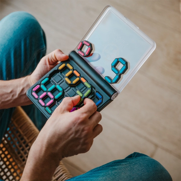 Zbliżenie na rozgrywkę IQ Digits – kolorowe cyfry na planszy.