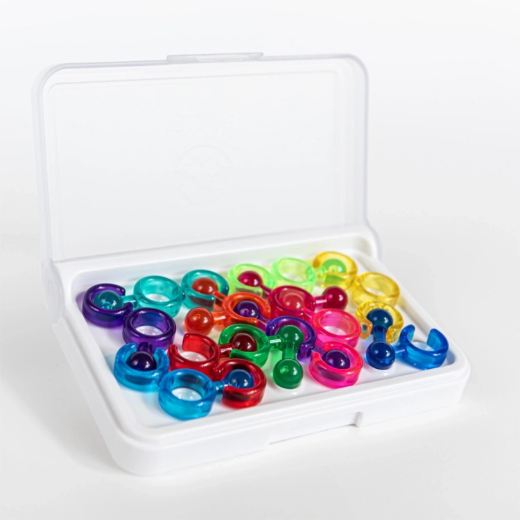 Wszystkie elementy IQ Link zaprezentowane w otwartej kasetce do gry.