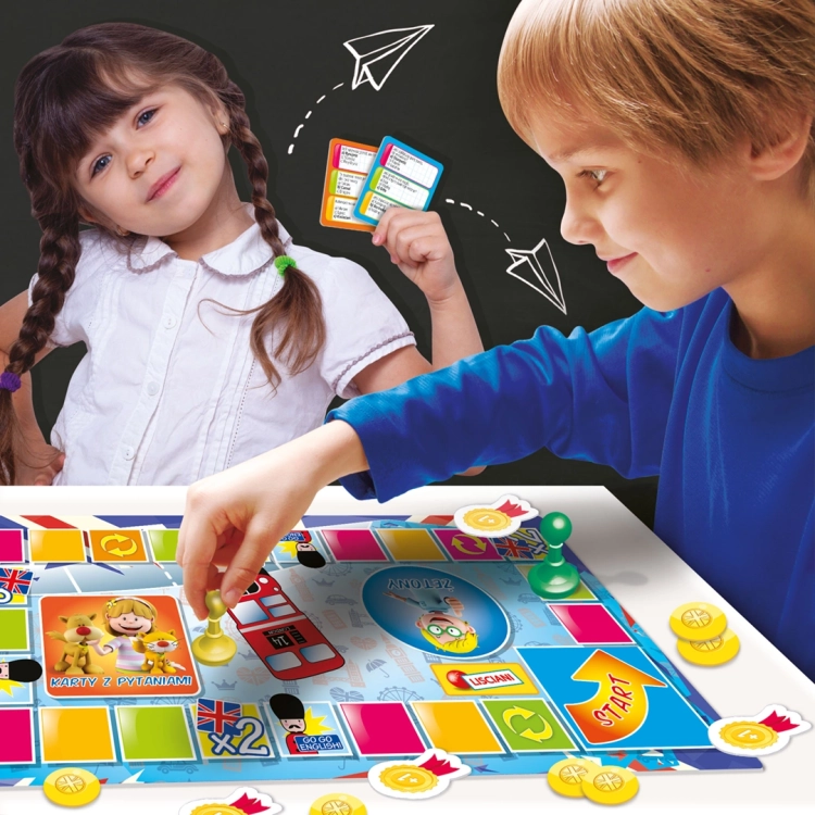 Dzieci grające w Quiz Język Angielski Lisciani na planszy z pytaniami