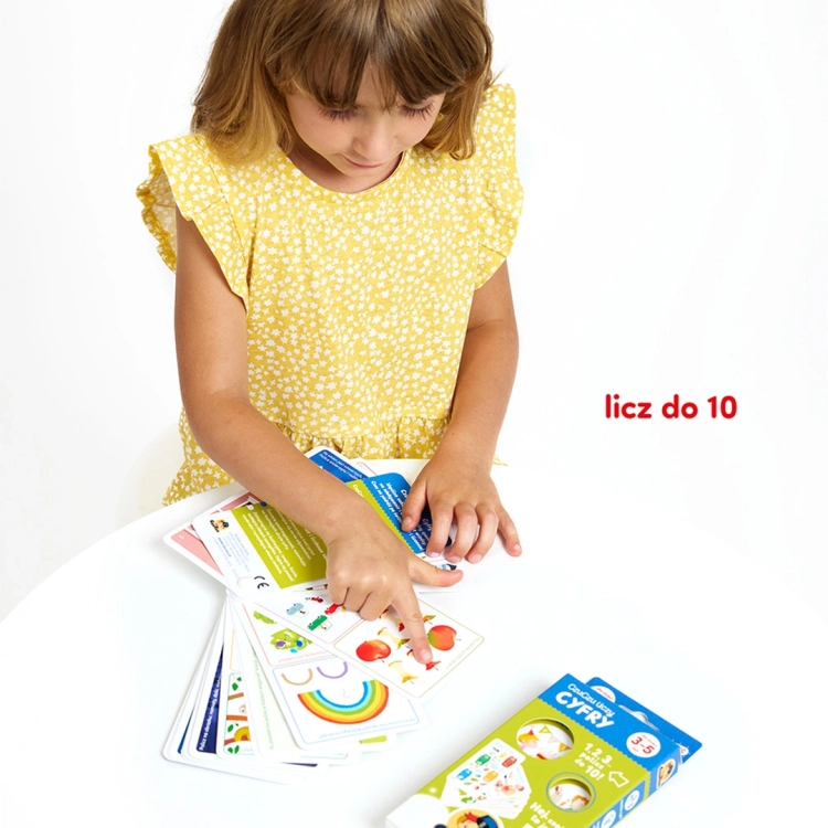 dziewczynka przy stole wykonująca zadanie z książeczki CzuCzu Uczy Cyfry