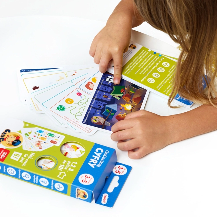 dziecko wskazujące szczegóły na ilustracjach edukacyjnych CzuCzu Uczy Cyfry