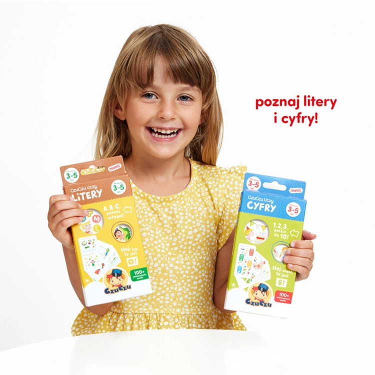 uśmiechnięta dziewczynka z zestawami CzuCzu Uczy Litery i CzuCzu Uczy Cyfry