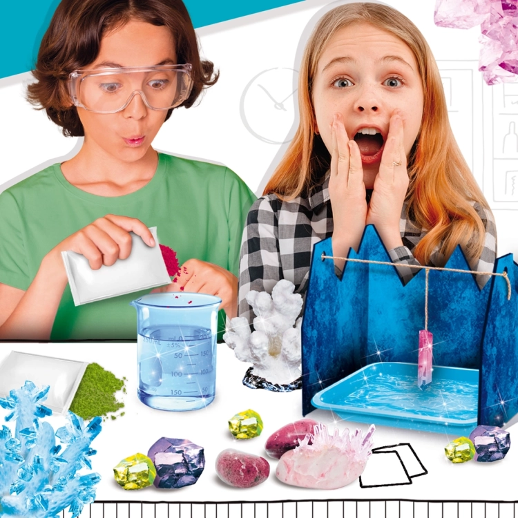 Dzieci wykonujące eksperyment z kryształami z zestawu Lisciani.