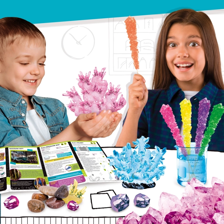 Dzieci z kryształami i kolorowymi pręcikami – zabawa zestawem Lisciani.