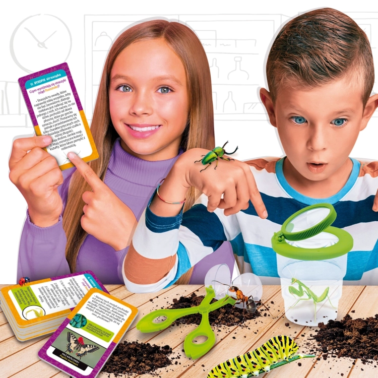 Dzieci bawiące się zestawem Nauka o insektach – Lisciani, obserwacja owadów