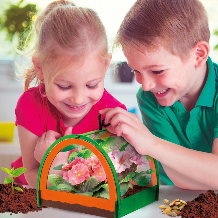 Dzieci bawiące się miniaturową szklarnią z zestawu Mały geniusz botanika Lisciani