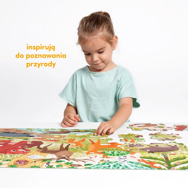 Dziewczynka układająca puzzle Dzikie Puzzle Las na białym tle.