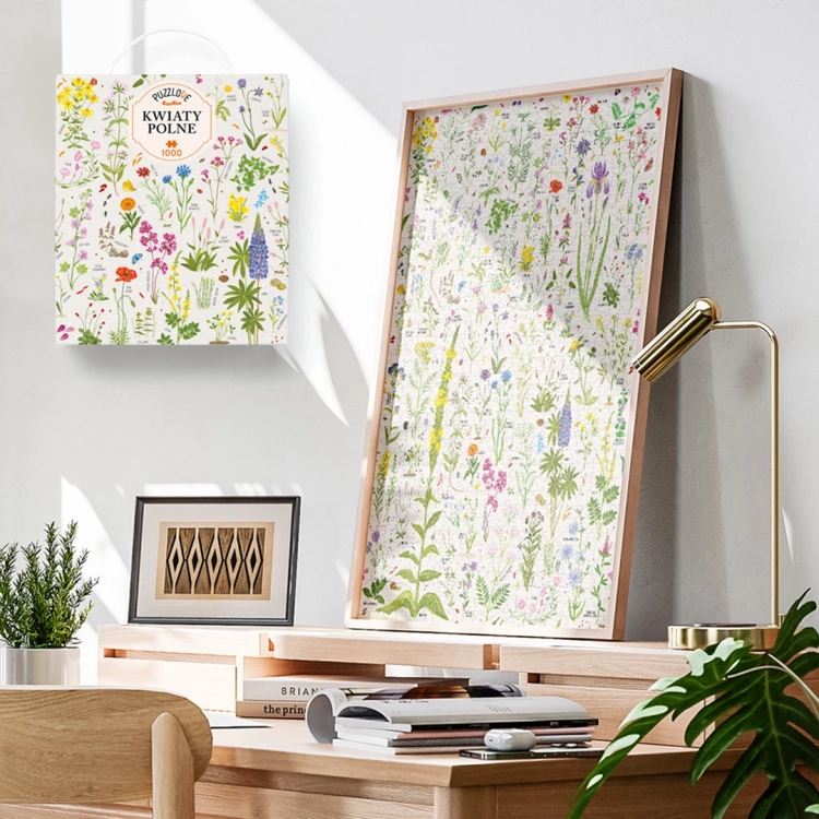 Zbliżenie na ułożone puzzle Kwiaty Polne w ramce i opakowanie zestawu