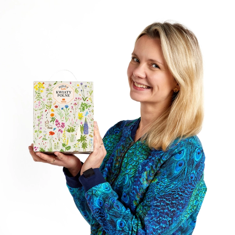 Kobieta prezentująca puzzle Puzzlove CzuCzu Kwiaty Polne 1000 elementów