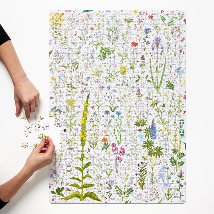 Ułożone puzzle Kwiaty Polne w trakcie układania na stole