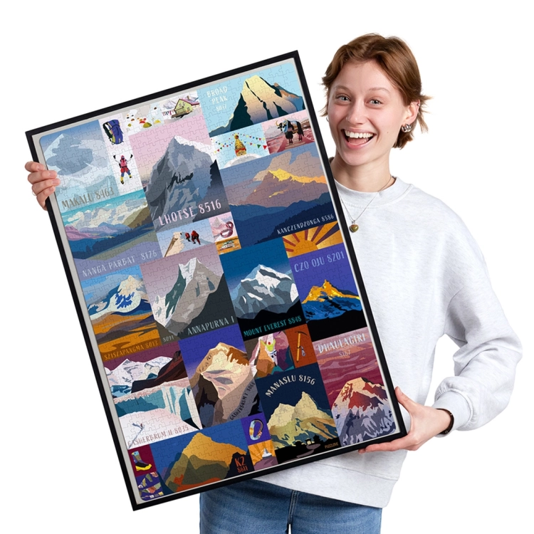 Uśmiechnięta kobieta trzymająca ułożony i oprawiony plakat z puzzli górskich od CzuCzu