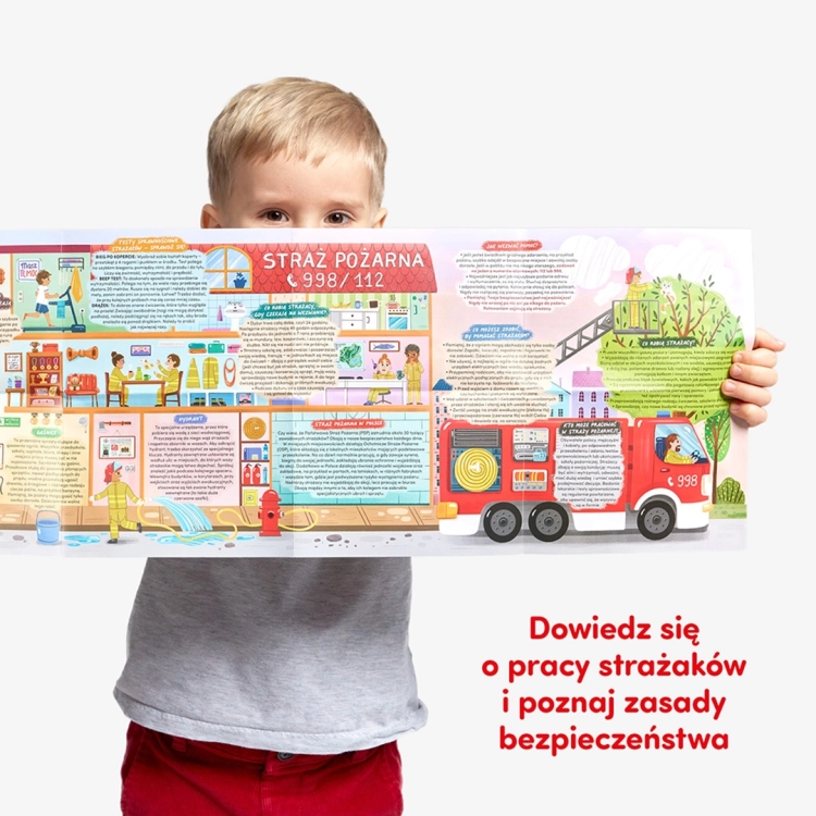 Dziecko prezentujące edukacyjny plakat o pracy strażaków z puzzli CzuCzu