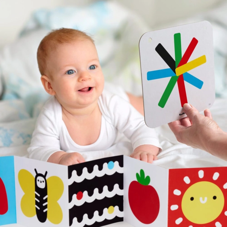 Niemowlę ogląda plansze z zestawu Duży starter malucha CzuCzu