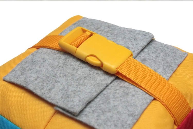 Zbliżenie na detale kostki manipulacyjnej Surprise z kieszeniami – AKSON