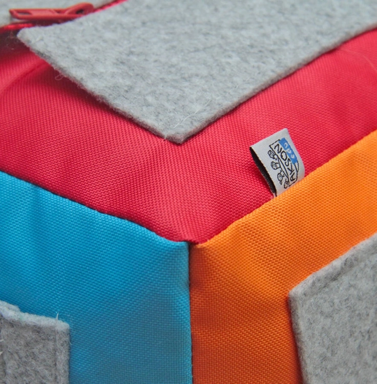 Zbliżenie na detale kostki manipulacyjnej Surprise z kieszeniami – AKSON