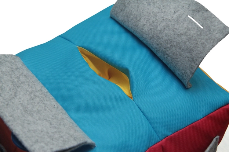 Zbliżenie na detale kostki manipulacyjnej Surprise z kieszeniami – AKSON